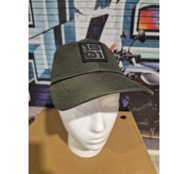 Casquette verte foncée...